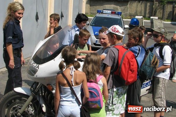 Zdjęcie w galerii na portalu naszraciborz.pl: Dzieci z półkolonii na komendzie wiadomości z regionu