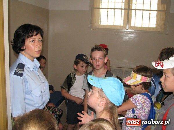 Zdjęcie w galerii na portalu naszraciborz.pl: Dzieci z półkolonii na komendzie wiadomości z regionu