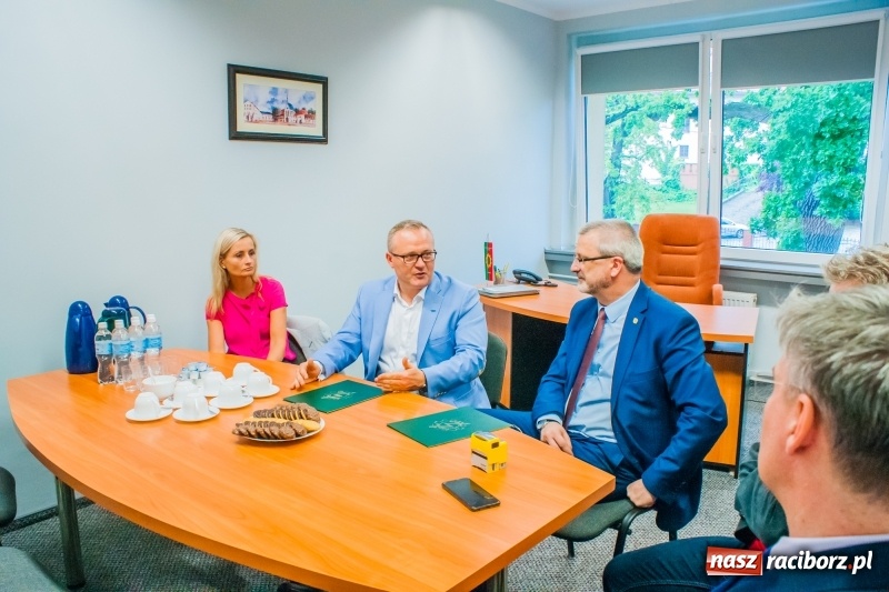 Zdjęcie w galerii na portalu naszraciborz.pl: Raciborski Mechanik i Eko-Okna podpisały list intencyjny w sprawie współpracy wiadomości z regionu