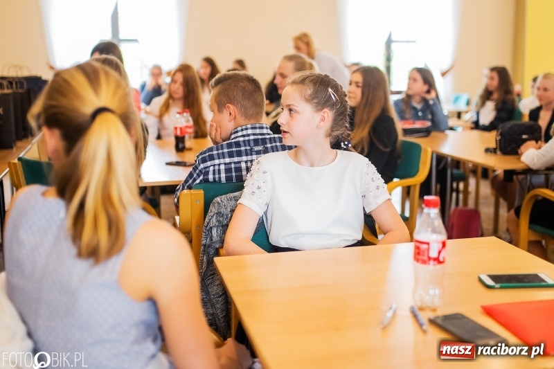 Zdjęcie w galerii na portalu naszraciborz.pl: DFK wręczyło nagrody laureatom konkursów  wiadomości z regionu