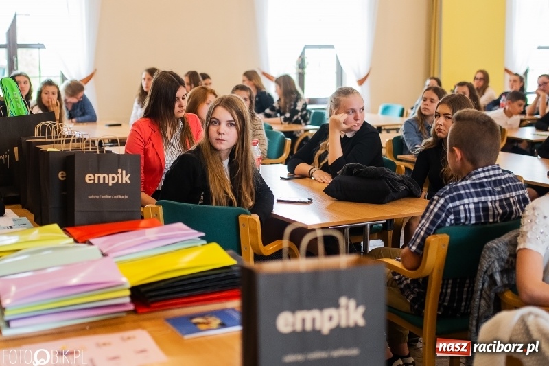 Zdjęcie w galerii na portalu naszraciborz.pl: DFK wręczyło nagrody laureatom konkursów  wiadomości z regionu