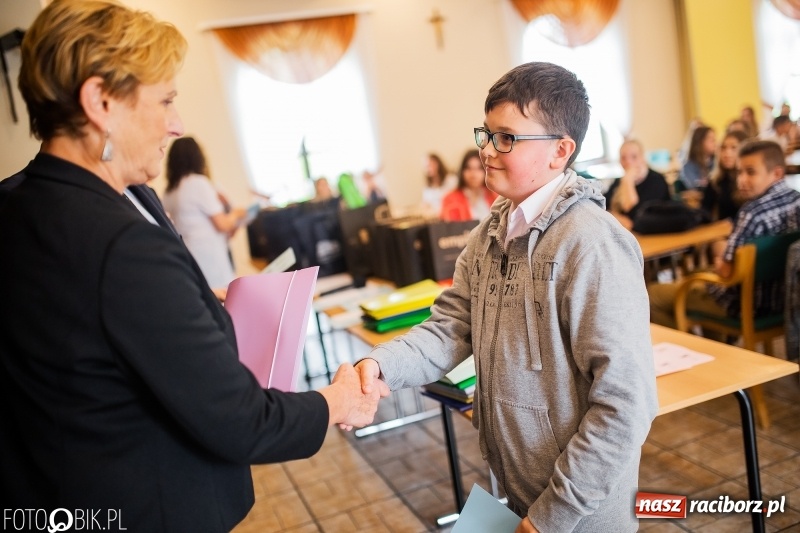 Zdjęcie w galerii na portalu naszraciborz.pl: DFK wręczyło nagrody laureatom konkursów  wiadomości z regionu
