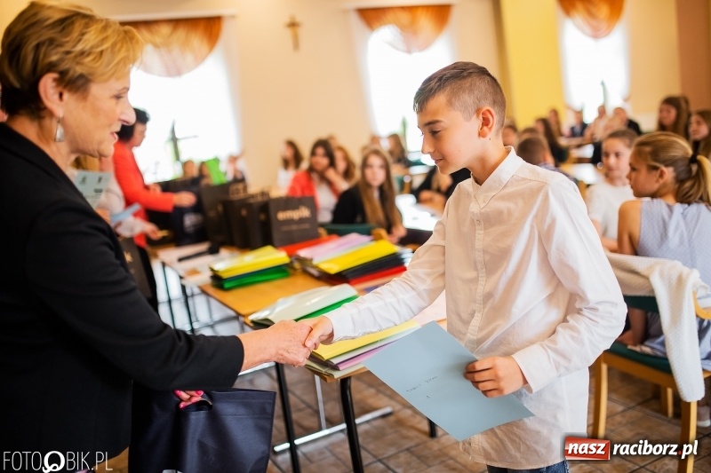 Zdjęcie w galerii na portalu naszraciborz.pl: DFK wręczyło nagrody laureatom konkursów  wiadomości z regionu