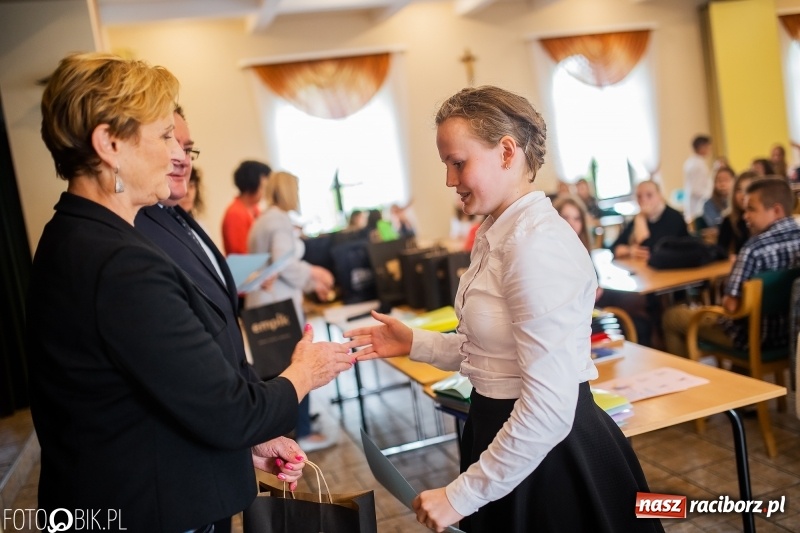 Zdjęcie w galerii na portalu naszraciborz.pl: DFK wręczyło nagrody laureatom konkursów  wiadomości z regionu