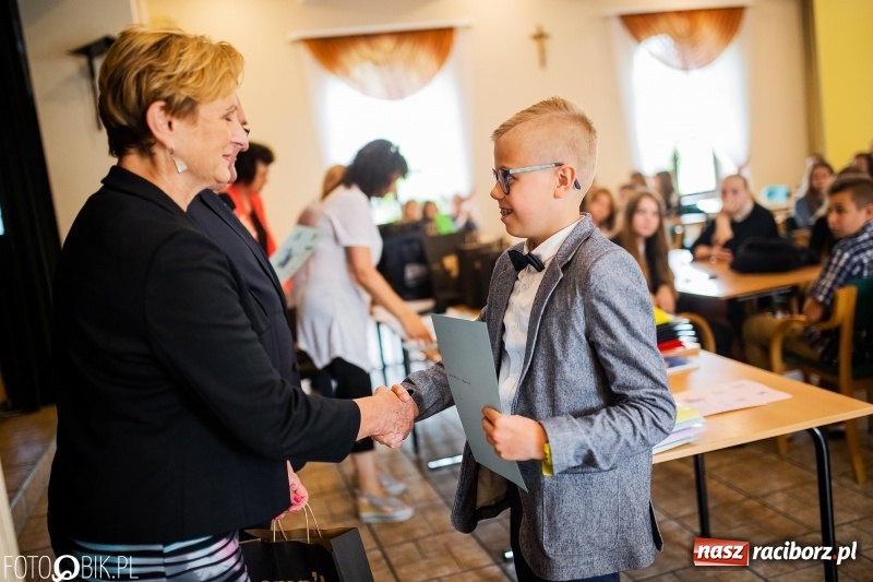 Zdjęcie w galerii na portalu naszraciborz.pl: DFK wręczyło nagrody laureatom konkursów  wiadomości z regionu
