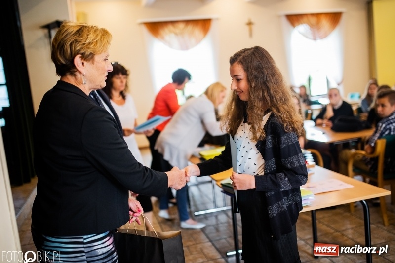 Zdjęcie w galerii na portalu naszraciborz.pl: DFK wręczyło nagrody laureatom konkursów  wiadomości z regionu
