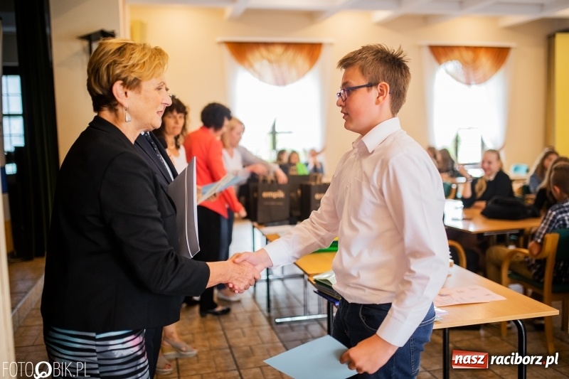 Zdjęcie w galerii na portalu naszraciborz.pl: DFK wręczyło nagrody laureatom konkursów  wiadomości z regionu