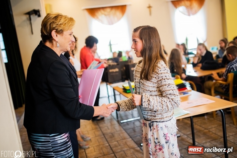 Zdjęcie w galerii na portalu naszraciborz.pl: DFK wręczyło nagrody laureatom konkursów  wiadomości z regionu