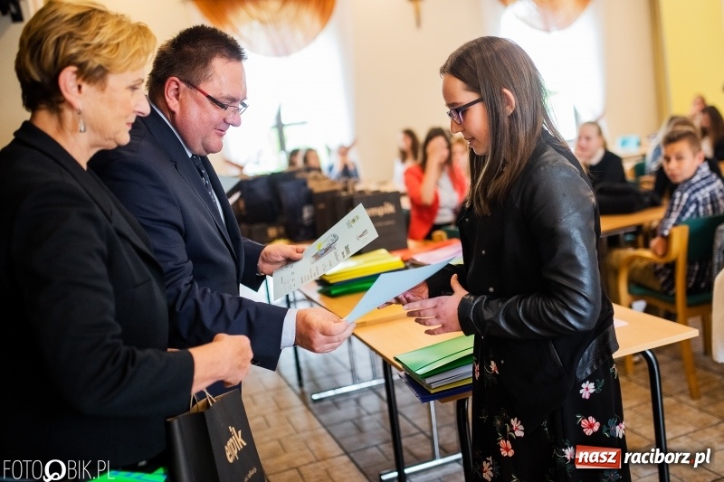 Zdjęcie w galerii na portalu naszraciborz.pl: DFK wręczyło nagrody laureatom konkursów  wiadomości z regionu