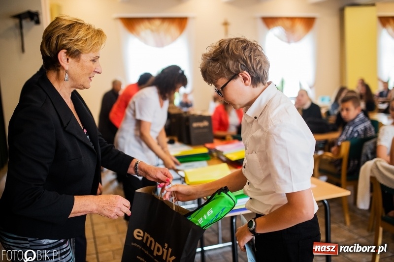 Zdjęcie w galerii na portalu naszraciborz.pl: DFK wręczyło nagrody laureatom konkursów  wiadomości z regionu