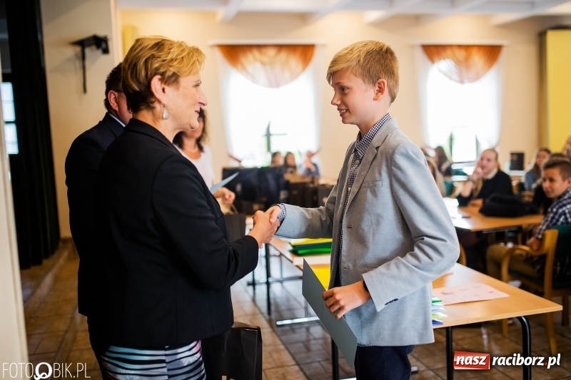 Zdjęcie w galerii na portalu naszraciborz.pl: DFK wręczyło nagrody laureatom konkursów  wiadomości z regionu