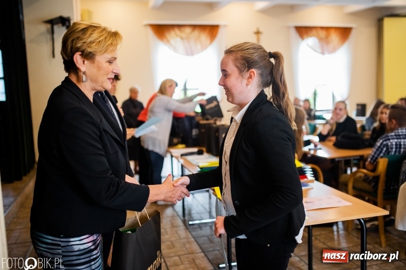 Zdjęcie w galerii na portalu naszraciborz.pl: DFK wręczyło nagrody laureatom konkursów  wiadomości z regionu