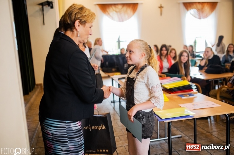 Zdjęcie w galerii na portalu naszraciborz.pl: DFK wręczyło nagrody laureatom konkursów  wiadomości z regionu