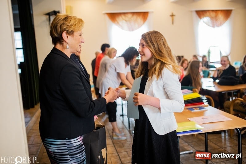 Zdjęcie w galerii na portalu naszraciborz.pl: DFK wręczyło nagrody laureatom konkursów  wiadomości z regionu
