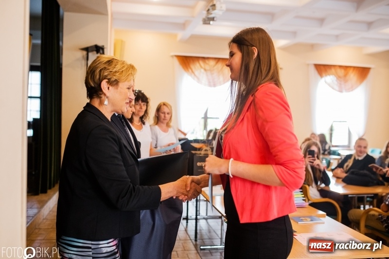 Zdjęcie w galerii na portalu naszraciborz.pl: DFK wręczyło nagrody laureatom konkursów  wiadomości z regionu