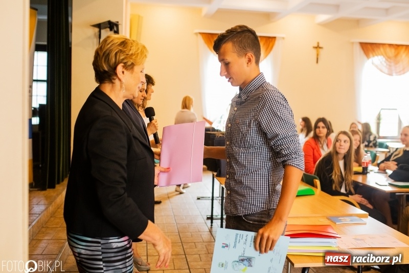 Zdjęcie w galerii na portalu naszraciborz.pl: DFK wręczyło nagrody laureatom konkursów  wiadomości z regionu
