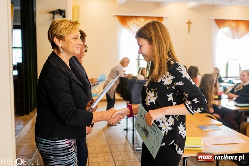 Zdjęcie w galerii na portalu naszraciborz.pl: DFK wręczyło nagrody laureatom konkursów  wiadomości z regionu