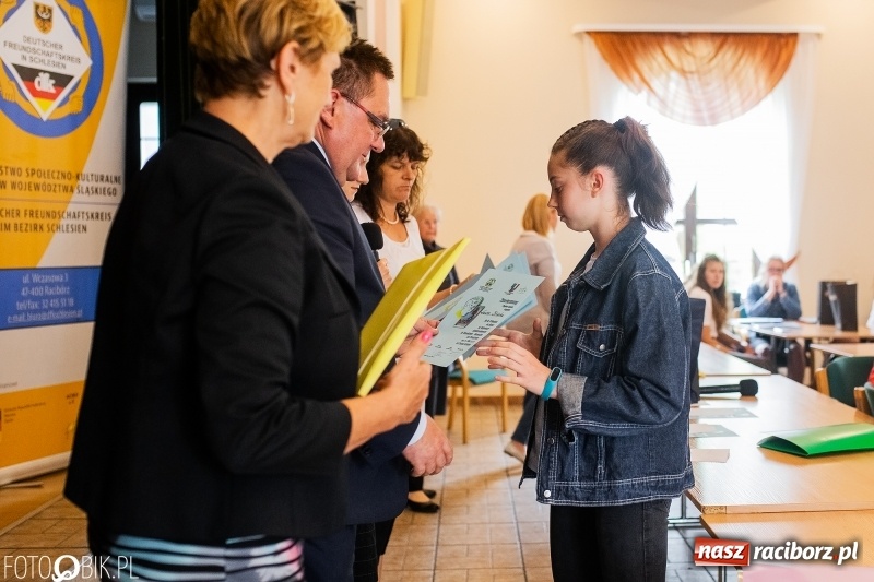 Zdjęcie w galerii na portalu naszraciborz.pl: DFK wręczyło nagrody laureatom konkursów  wiadomości z regionu