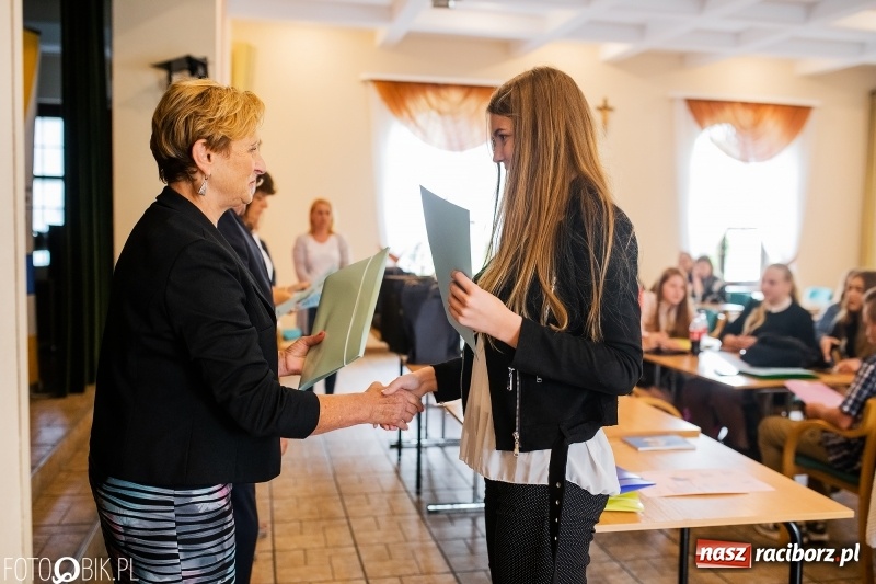 Zdjęcie w galerii na portalu naszraciborz.pl: DFK wręczyło nagrody laureatom konkursów  wiadomości z regionu