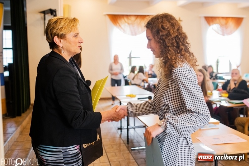 Zdjęcie w galerii na portalu naszraciborz.pl: DFK wręczyło nagrody laureatom konkursów  wiadomości z regionu