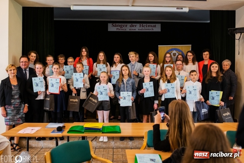 Zdjęcie w galerii na portalu naszraciborz.pl: DFK wręczyło nagrody laureatom konkursów  wiadomości z regionu