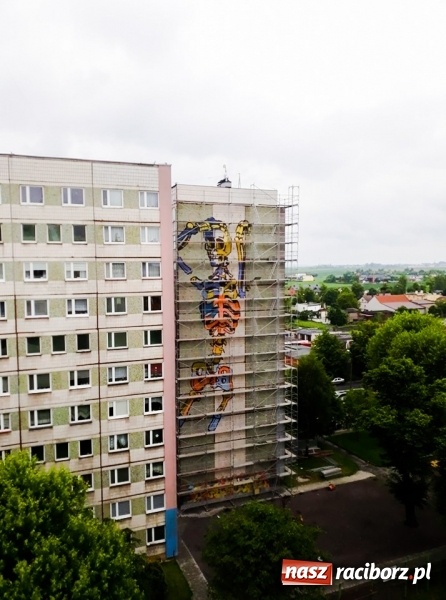 Zdjęcie w galerii na portalu naszraciborz.pl: Taki mural pojawił się w nocy na bloku przy Chorzowskiej-Katowickiej [FOTO] wiadomości z regionu