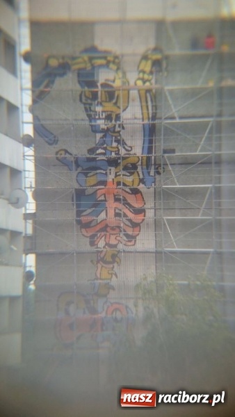 Zdjęcie w galerii na portalu naszraciborz.pl: Taki mural pojawił się w nocy na bloku przy Chorzowskiej-Katowickiej [FOTO] wiadomości z regionu