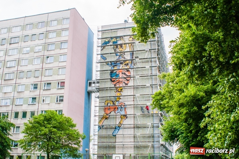 Zdjęcie w galerii na portalu naszraciborz.pl: Taki mural pojawił się w nocy na bloku przy Chorzowskiej-Katowickiej [FOTO] wiadomości z regionu