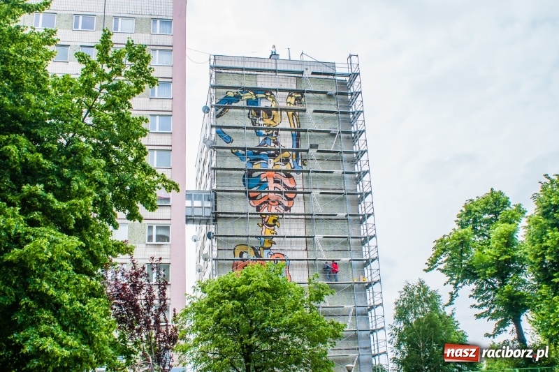 Zdjęcie w galerii na portalu naszraciborz.pl: Taki mural pojawił się w nocy na bloku przy Chorzowskiej-Katowickiej [FOTO] wiadomości z regionu