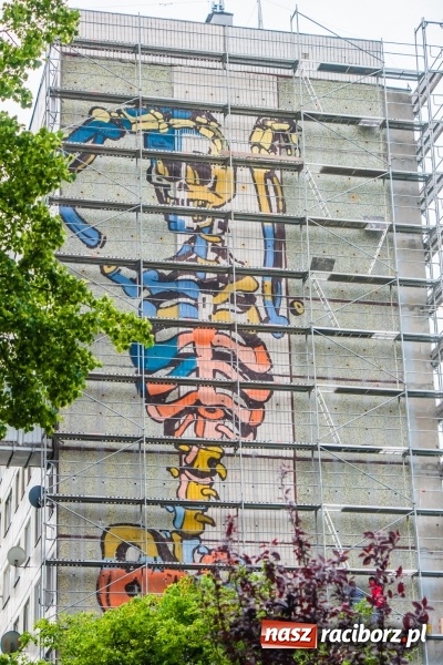 Zdjęcie w galerii na portalu naszraciborz.pl: Taki mural pojawił się w nocy na bloku przy Chorzowskiej-Katowickiej [FOTO] wiadomości z regionu