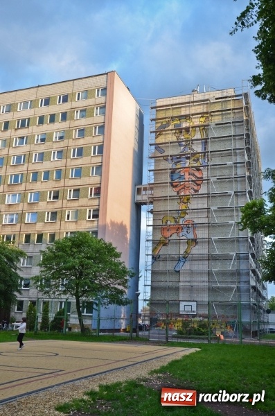 Zdjęcie w galerii na portalu naszraciborz.pl: Taki mural pojawił się w nocy na bloku przy Chorzowskiej-Katowickiej [FOTO] wiadomości z regionu