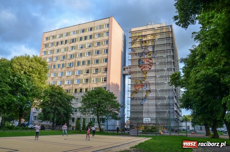 Zdjęcie w galerii na portalu naszraciborz.pl: Taki mural pojawił się w nocy na bloku przy Chorzowskiej-Katowickiej [FOTO] wiadomości z regionu