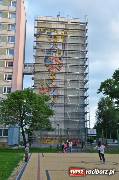 Zdjęcie w galerii na portalu naszraciborz.pl: Taki mural pojawił się w nocy na bloku przy Chorzowskiej-Katowickiej [FOTO] wiadomości z regionu