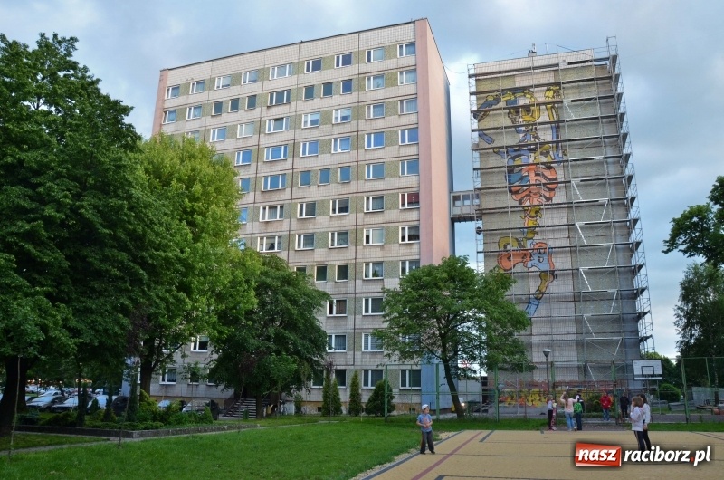 Zdjęcie w galerii na portalu naszraciborz.pl: Taki mural pojawił się w nocy na bloku przy Chorzowskiej-Katowickiej [FOTO] wiadomości z regionu