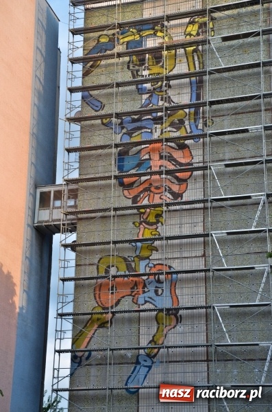 Zdjęcie w galerii na portalu naszraciborz.pl: Taki mural pojawił się w nocy na bloku przy Chorzowskiej-Katowickiej [FOTO] wiadomości z regionu