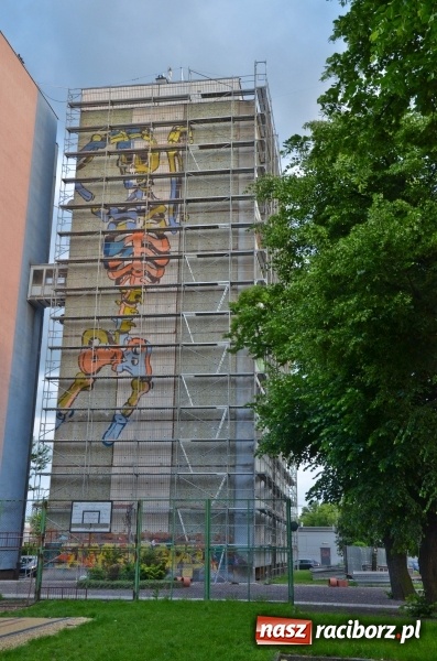 Zdjęcie w galerii na portalu naszraciborz.pl: Taki mural pojawił się w nocy na bloku przy Chorzowskiej-Katowickiej [FOTO] wiadomości z regionu