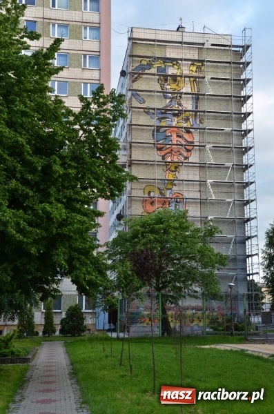Zdjęcie w galerii na portalu naszraciborz.pl: Taki mural pojawił się w nocy na bloku przy Chorzowskiej-Katowickiej [FOTO] wiadomości z regionu