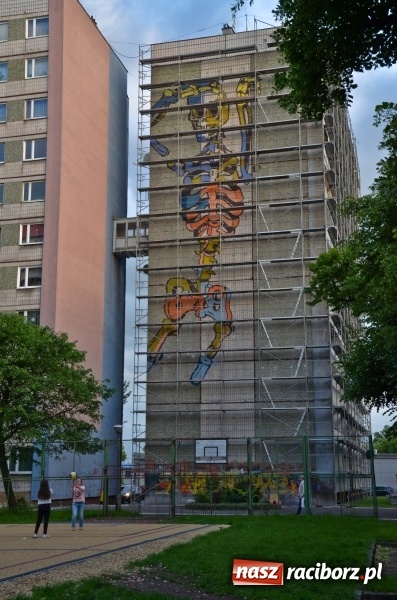 Zdjęcie w galerii na portalu naszraciborz.pl: Taki mural pojawił się w nocy na bloku przy Chorzowskiej-Katowickiej [FOTO] wiadomości z regionu