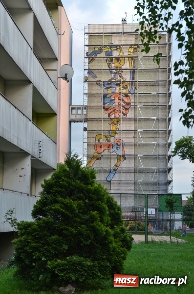 Zdjęcie w galerii na portalu naszraciborz.pl: Taki mural pojawił się w nocy na bloku przy Chorzowskiej-Katowickiej [FOTO] wiadomości z regionu