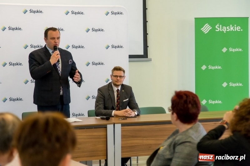 Zdjęcie w galerii na portalu naszraciborz.pl: Unijne wsparcie na drogi w powiecie raciborskim. Umowy podpisane wiadomości z regionu