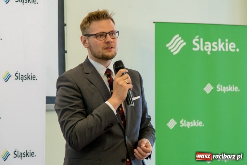 Zdjęcie w galerii na portalu naszraciborz.pl: Unijne wsparcie na drogi w powiecie raciborskim. Umowy podpisane wiadomości z regionu