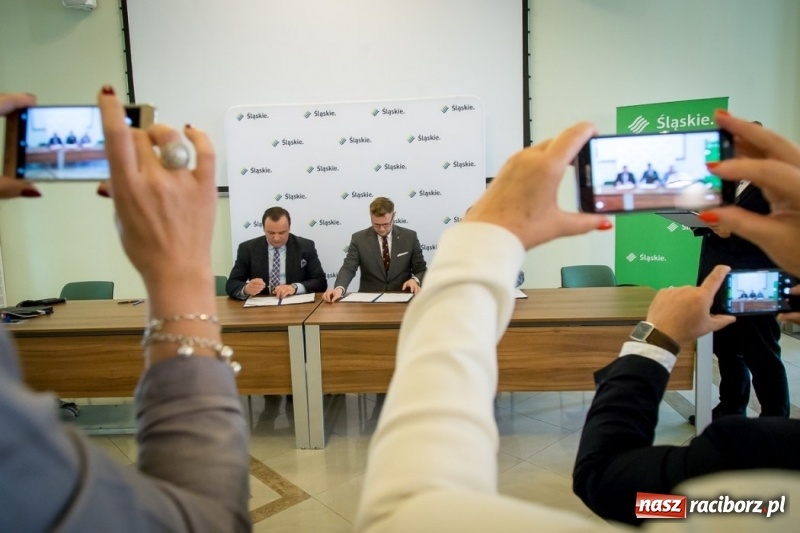 Zdjęcie w galerii na portalu naszraciborz.pl: Unijne wsparcie na drogi w powiecie raciborskim. Umowy podpisane wiadomości z regionu