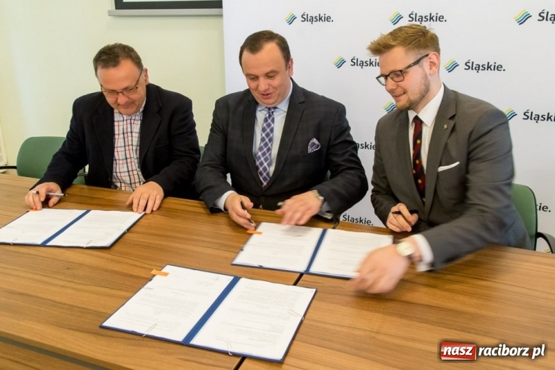 Zdjęcie w galerii na portalu naszraciborz.pl: Unijne wsparcie na drogi w powiecie raciborskim. Umowy podpisane wiadomości z regionu