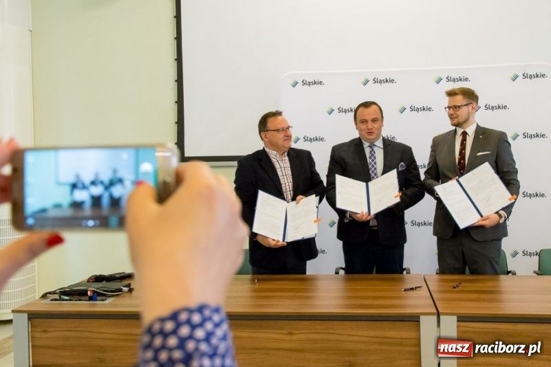 Zdjęcie w galerii na portalu naszraciborz.pl: Unijne wsparcie na drogi w powiecie raciborskim. Umowy podpisane wiadomości z regionu