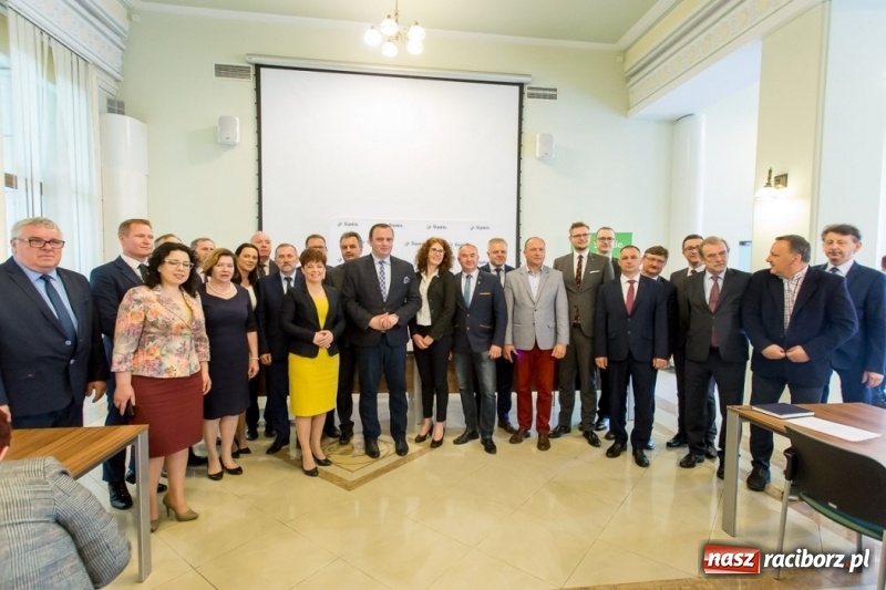 Zdjęcie w galerii na portalu naszraciborz.pl: Unijne wsparcie na drogi w powiecie raciborskim. Umowy podpisane wiadomości z regionu