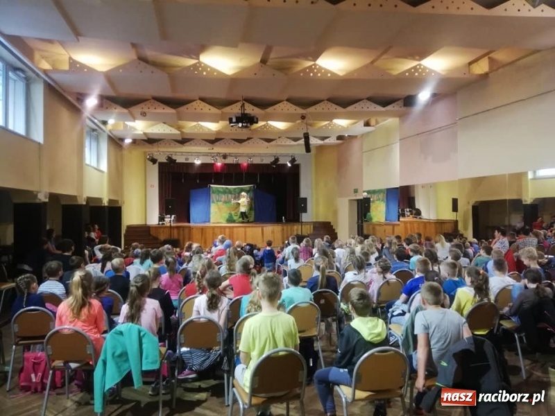 Zdjęcie w galerii na portalu naszraciborz.pl: Wilk i Zając zgromadzili tłumy dzieci wiadomości z regionu