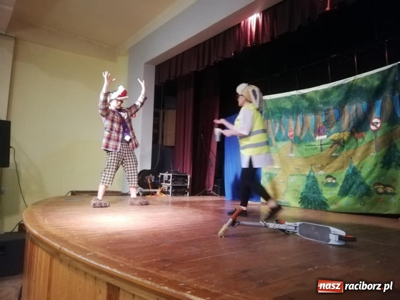 Zdjęcie w galerii na portalu naszraciborz.pl: Wilk i Zając zgromadzili tłumy dzieci wiadomości z regionu