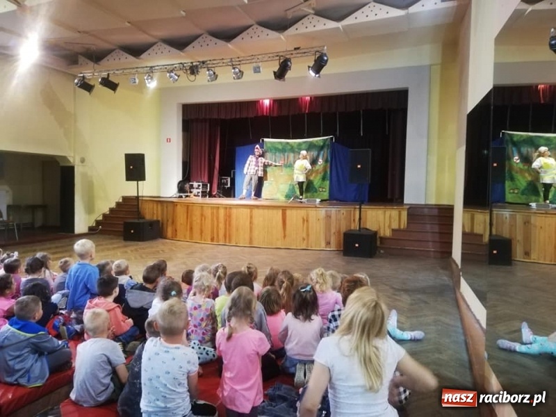Zdjęcie w galerii na portalu naszraciborz.pl: Wilk i Zając zgromadzili tłumy dzieci wiadomości z regionu