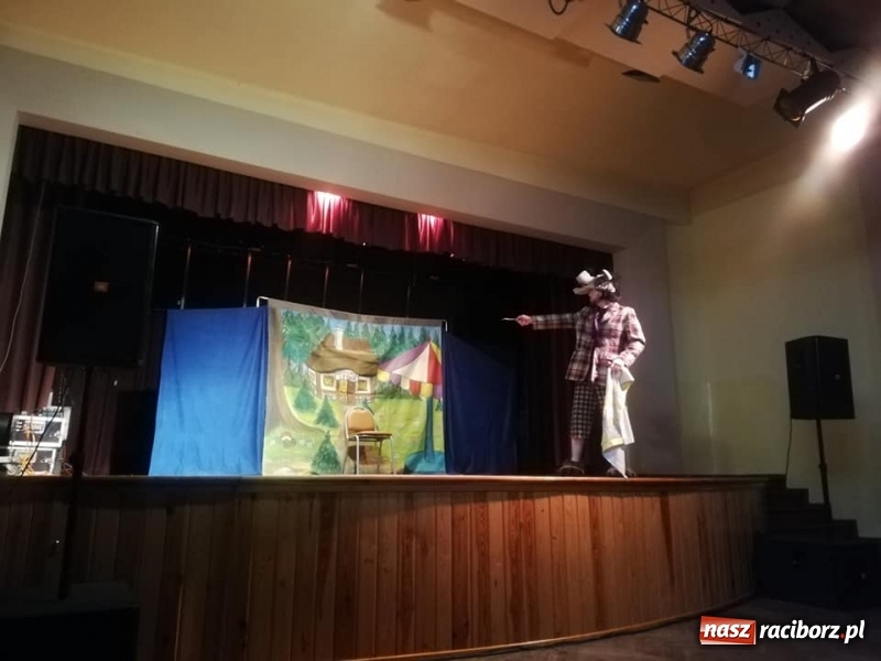 Zdjęcie w galerii na portalu naszraciborz.pl: Wilk i Zając zgromadzili tłumy dzieci wiadomości z regionu