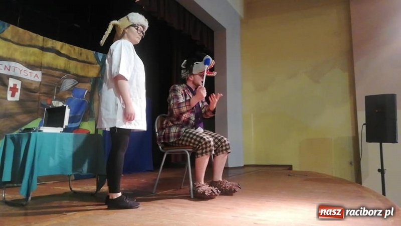 Zdjęcie w galerii na portalu naszraciborz.pl: Wilk i Zając zgromadzili tłumy dzieci wiadomości z regionu